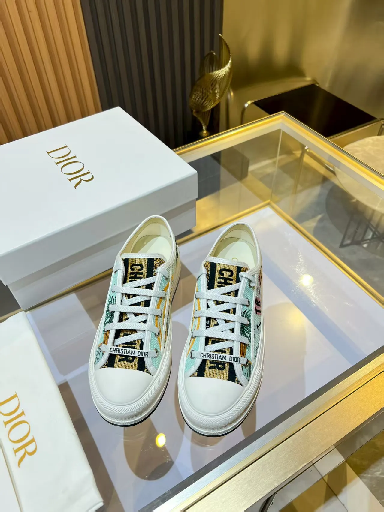 👟👟Ex-factory price 520👟👟 Walk‘n’Dior embroidered mid-top casual shoes are new in 2025. On the fashion stage, Dior embroidered shoes are the well-deserved protagonist. Delicate stitching is used on the upper, every stitch is devoted to the craftsman's efforts, and every thread is woven with artistic poetry. From complex floral patterns to smart geometric textures, embroidery is like the magic that gives shoes life, allowing them to show dynamic beauty even in static conditions.   Wearing Dior embroidered shoes feels like stepping into a dream world full of art. It is not only a pair of shoes, but also a walking piece of art that perfectly integrates fashion and culture. Whether you are strolling on the bustling city streets or attending important social occasions, Dior embroidered shoes can add unique charm to your style and become the focus of everyone's attention.   Choosing Dior embroidered shoes means choosing a persistent pursuit of quality and a unique understanding of fashion. Let it accompany you through every wonderful moment and leave your own fashion mark.  Material: Sheepskin lining, feet, silk cowhide, size 35-41, heel height 5cm